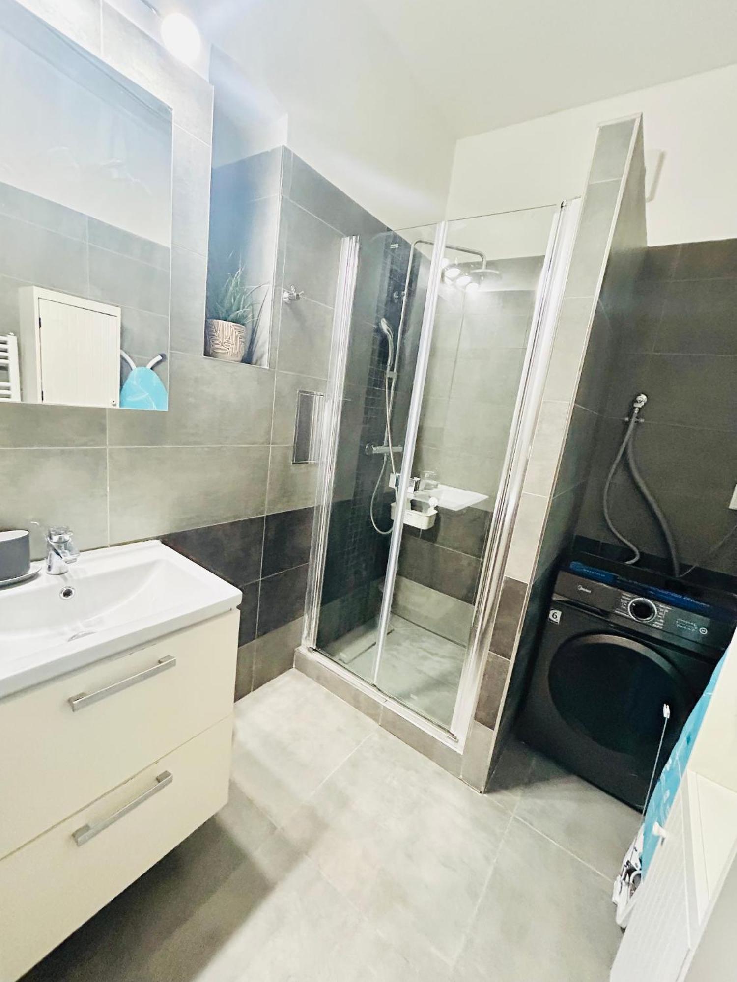 Modern Spacious Apartment In Center Prag Exteriör bild