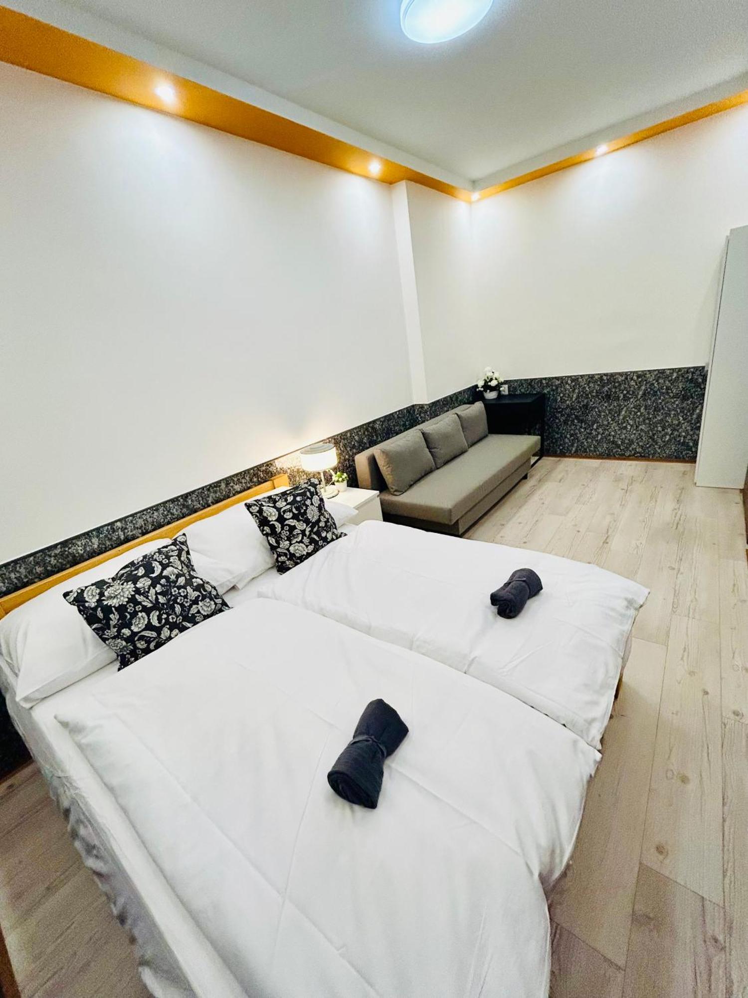Modern Spacious Apartment In Center Prag Exteriör bild